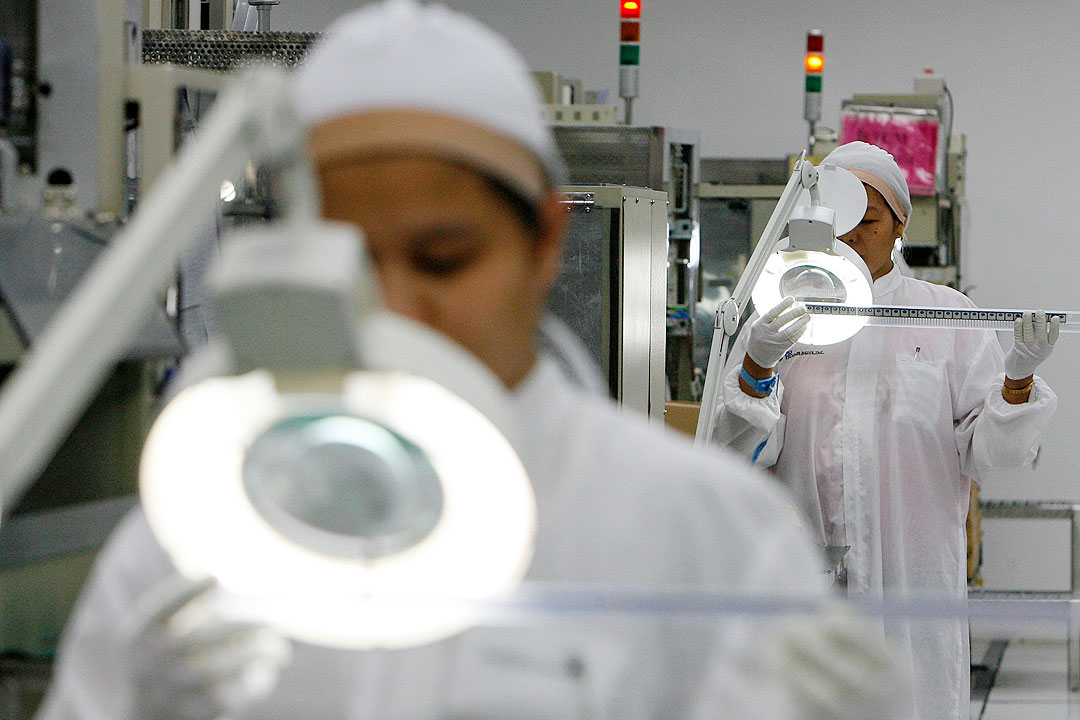 Workers-semiconductor-electronics