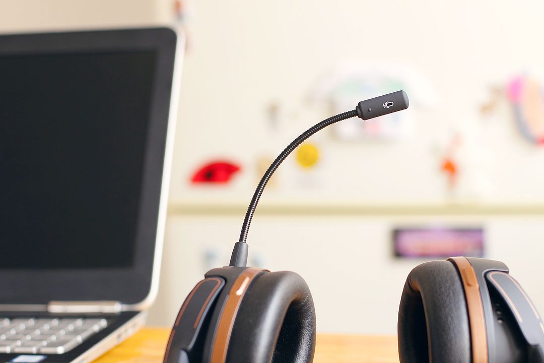 computer-laptop-headset