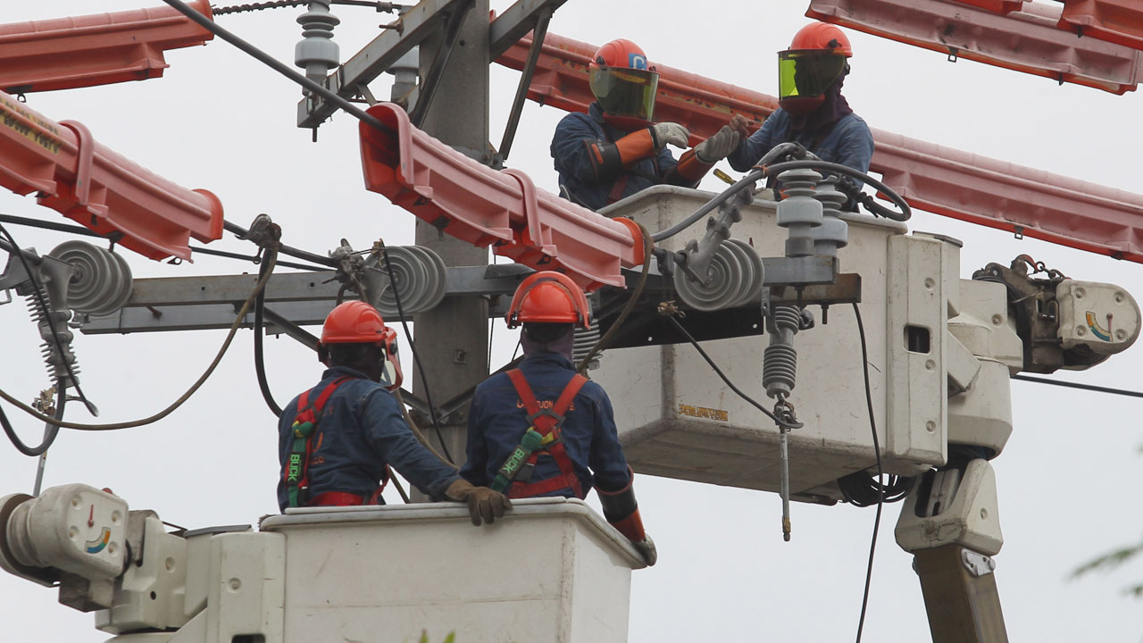 linemen-electric-post