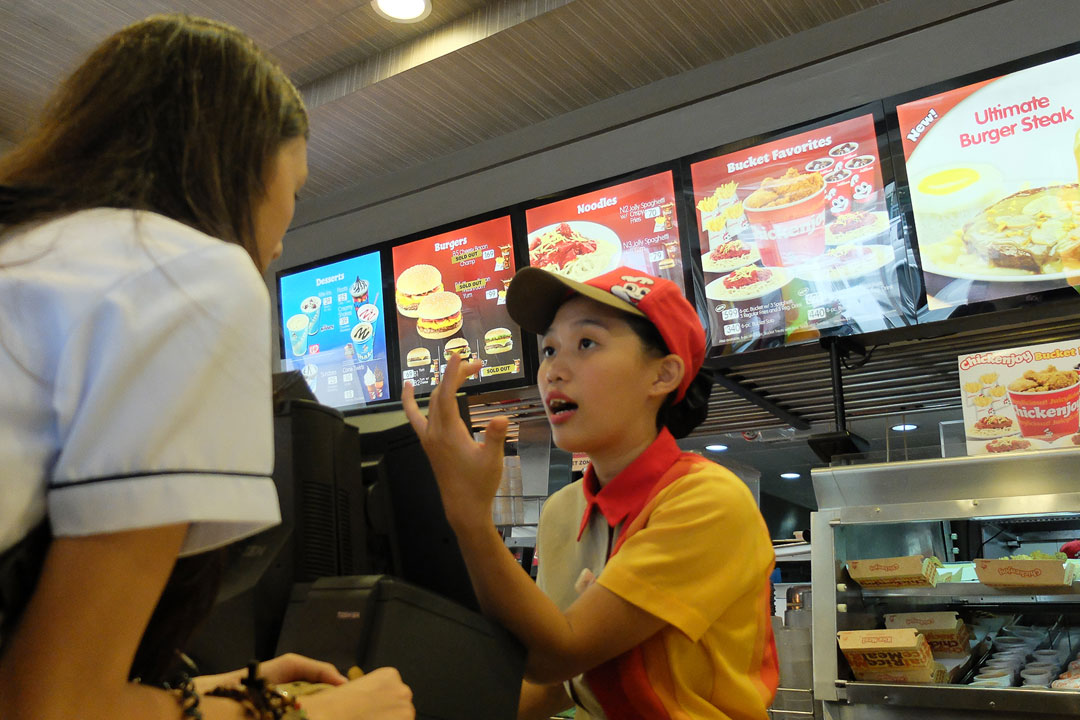 Jollibee-crew