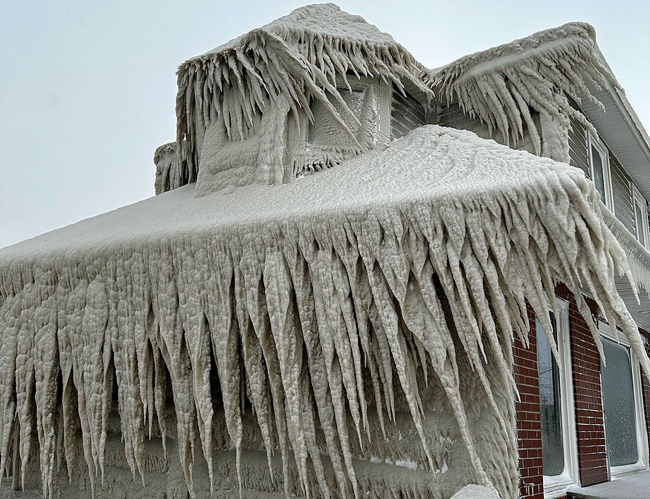 US-restaurant is covered in ice