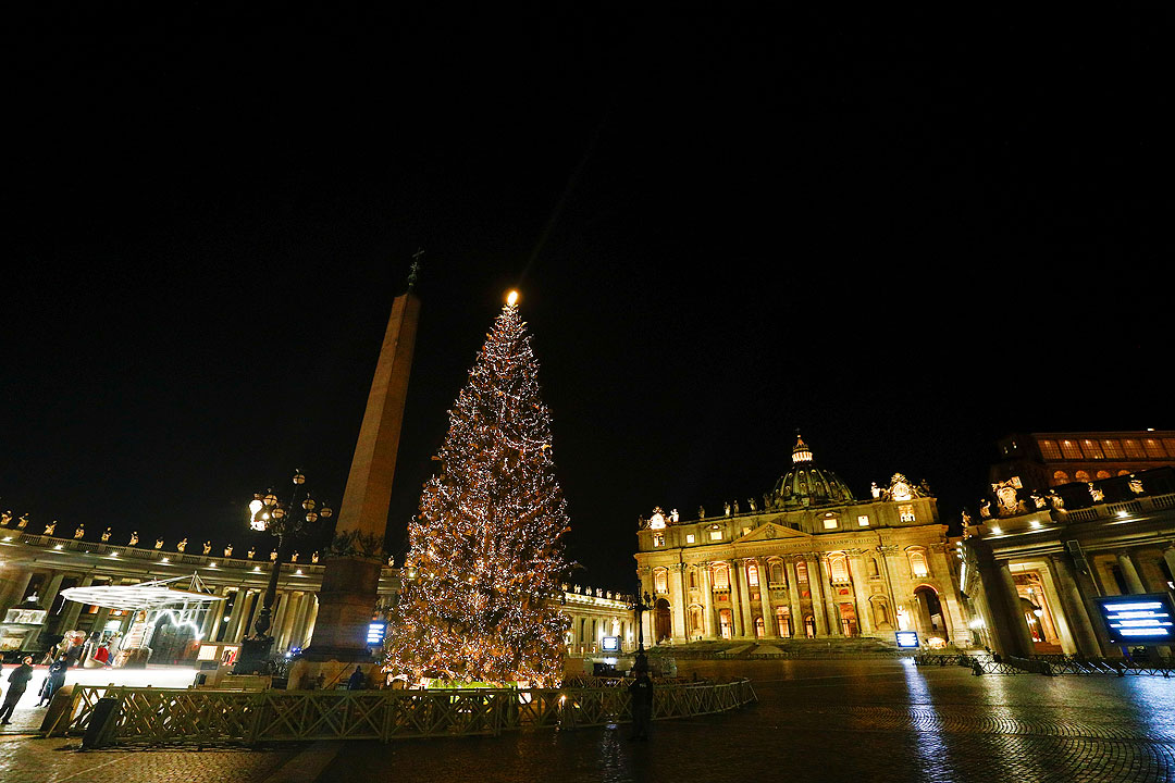 Italy’s Catholic Church reintroduces handshakes for the ‘sign of peace