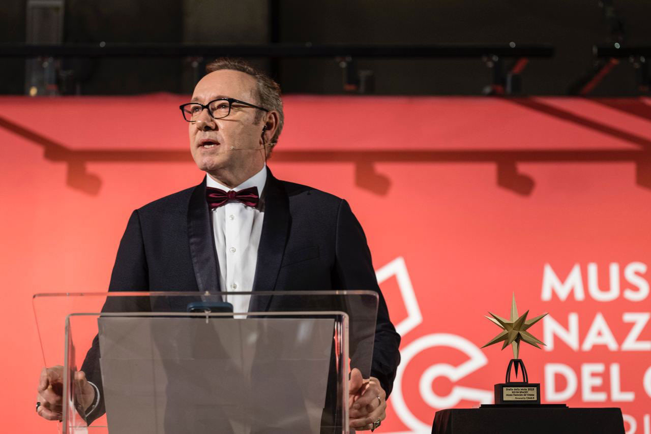 Kevin-Spacey-the-Star-of-the-Mole-award---twt