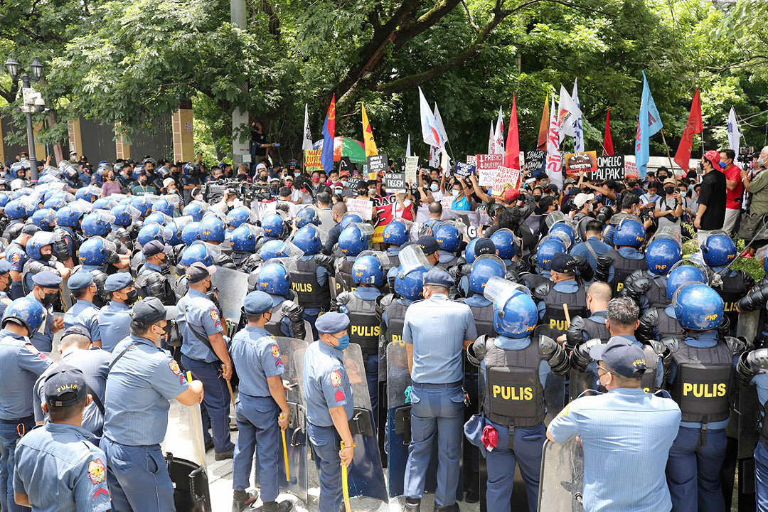 protesters-police-PHILSTAR-RUSSELL-PALMA