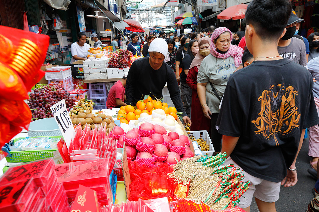 shoppers-crowd-public market