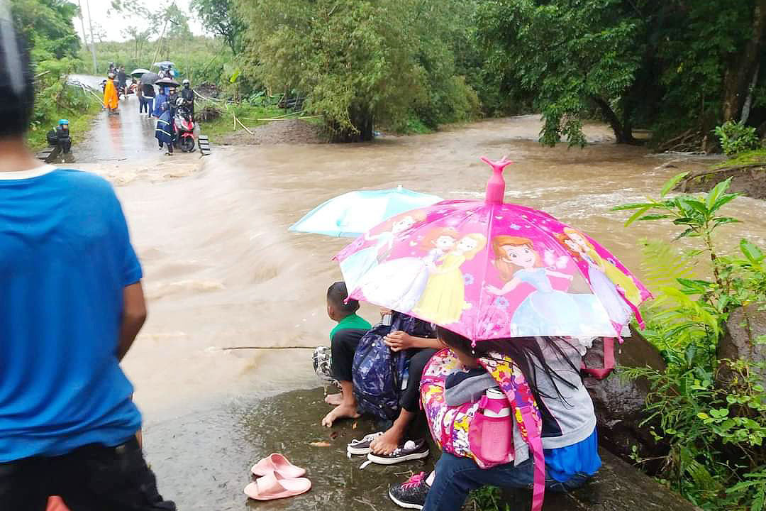 Flood-BrgyCristoReyBaao-CamSur-NDRRMC