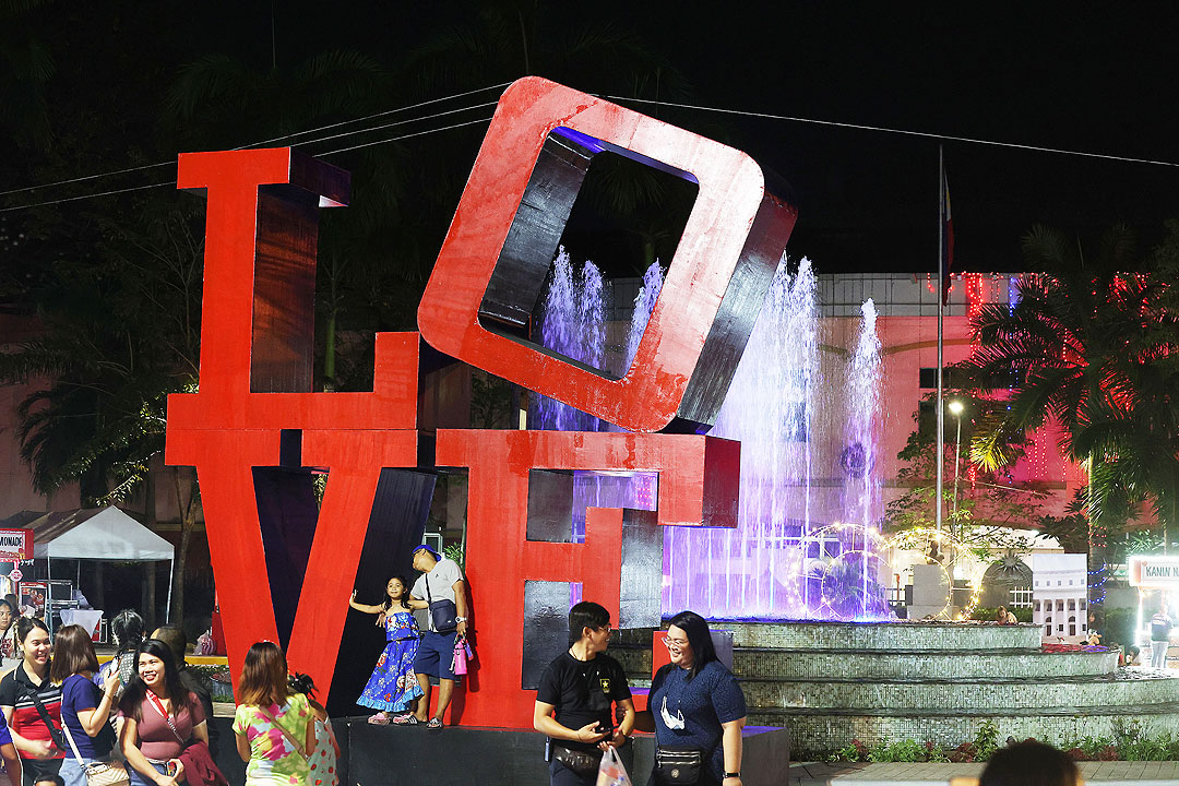 Manila-Mehan Garden-Parkgoers-crowd