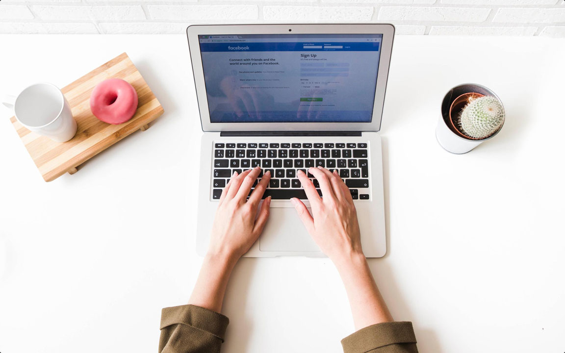 Woman-laptop-facebook-social-media