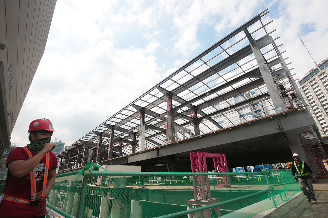 Construction-MRT-with-workers-PHILSTAR-MICHAEL-VARCAS