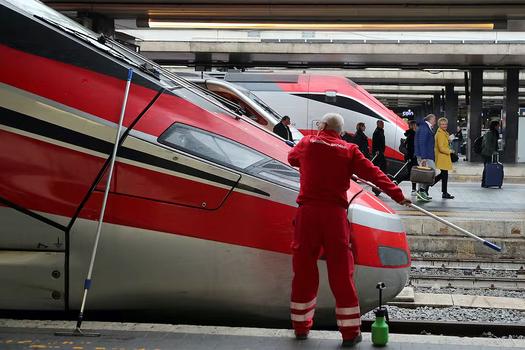 Italy-train-worker