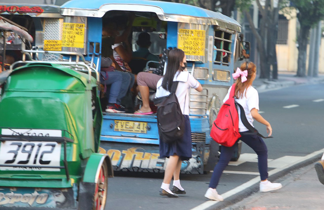 Jeepney-students-PHILSTAR-WALTER-BOLLOZOS