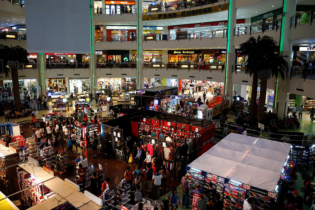 Mall-tiangge-shoppers