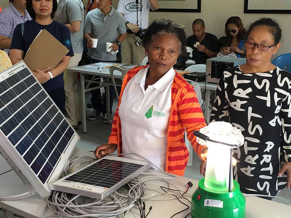Women-solarenergy-DIWATA-WOMEN-IN-RESOURCE-DEVELOPMENT-FACEBOOK-PAGE
