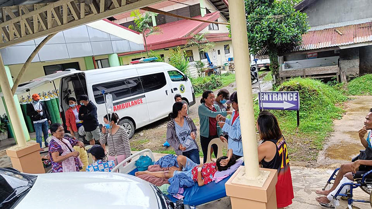 earthquake-evacuate-Maragusan-hospital-MARAGUSAN-LGU