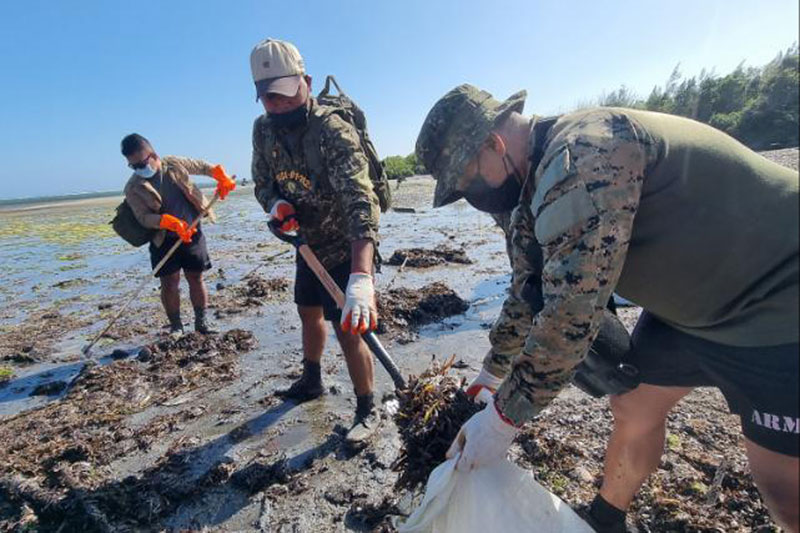 oil-cleanup-Caluya-Antique-PHL-COAST-GUARD