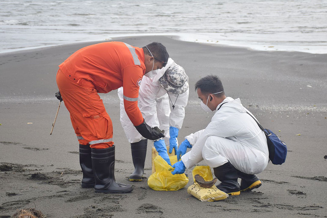 oil-spill-clean-up-PHL-COAST-GUARD