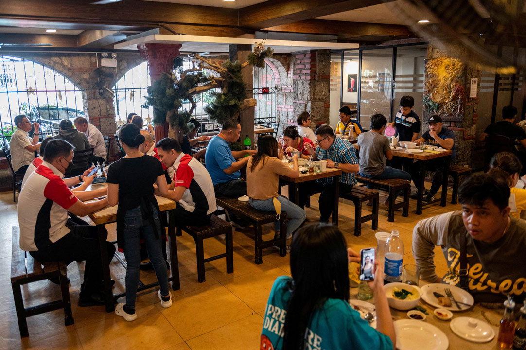 people-eating-restaurant_PHILIPPINES-ECONOMY-INFLATION