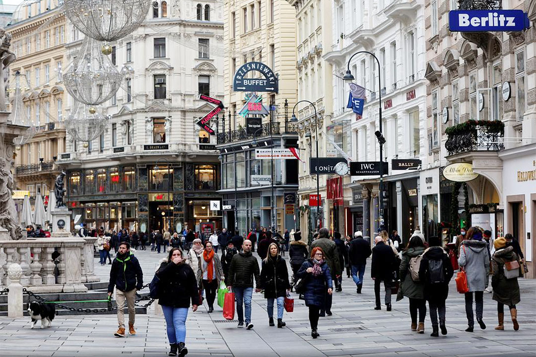 Austria-crowd-shopping