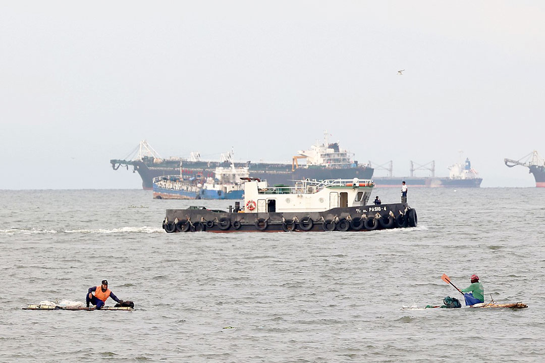 Fishermen-ManilaBay-202209-PHILSTAR-MIGUEL-DE-GUZMAN