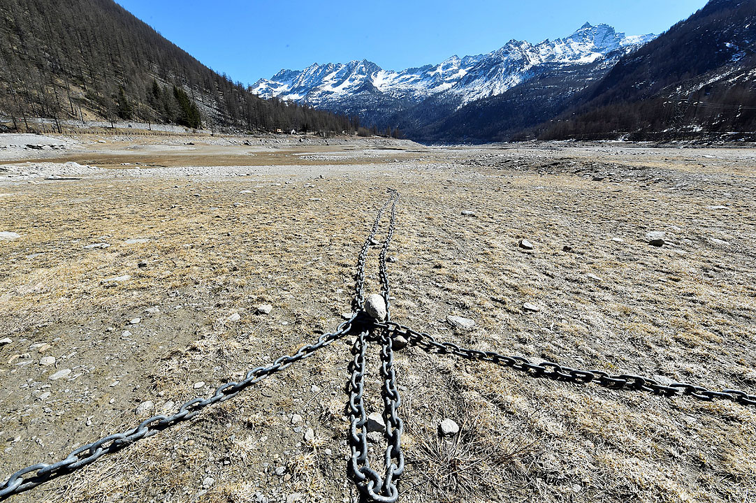 Italy-lake drought