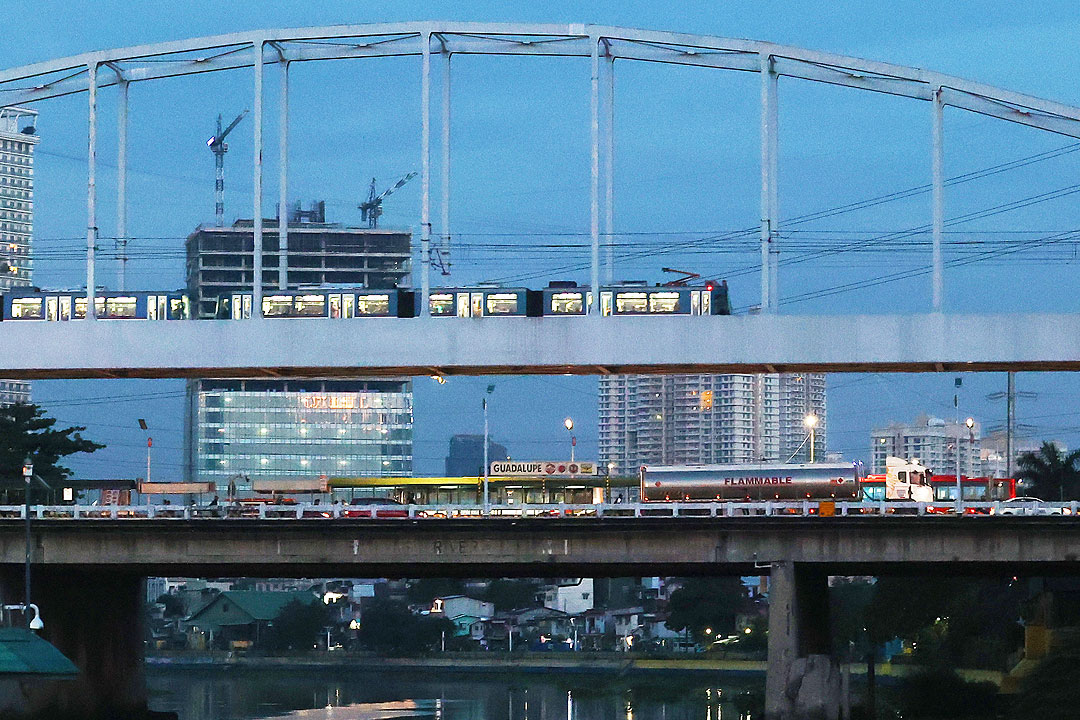 MRT-3 train-Pasig River