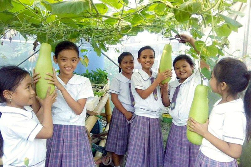 students-gardening
