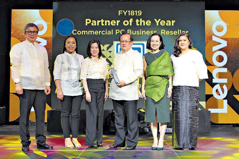 SF_4-ICS-receives-Lenovo-Partner-of-the-Year-2018-OL