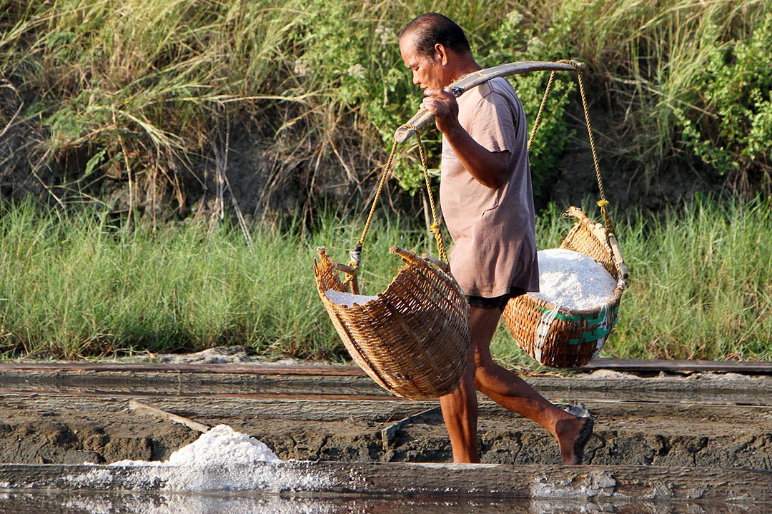 Salt-farmer-PHILSTAR-EDD-GUMBAN
