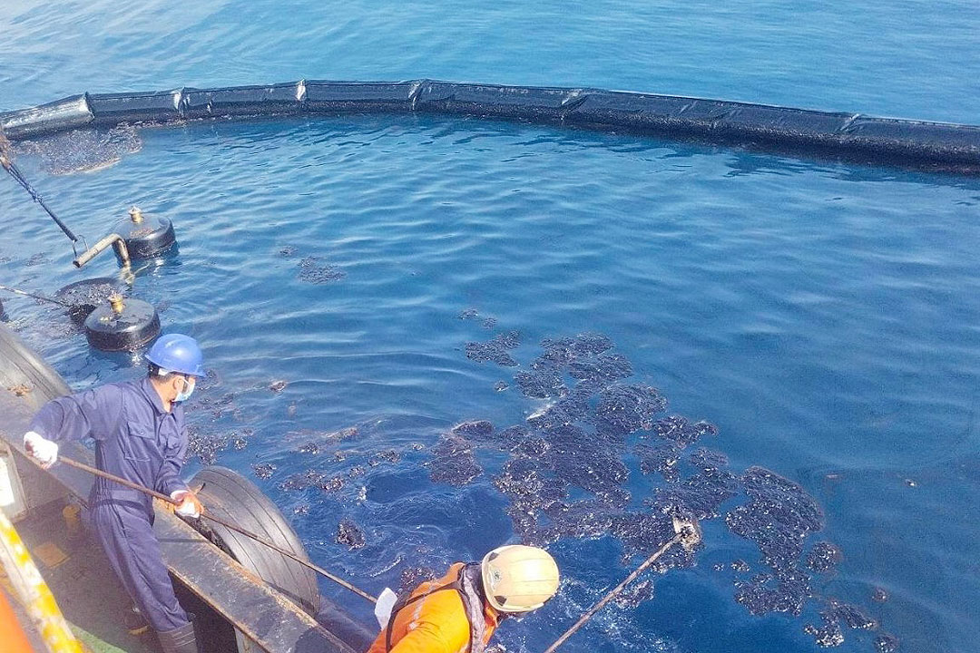 oil-spill-cleanup-20230426-PHL-COAST-GUARD