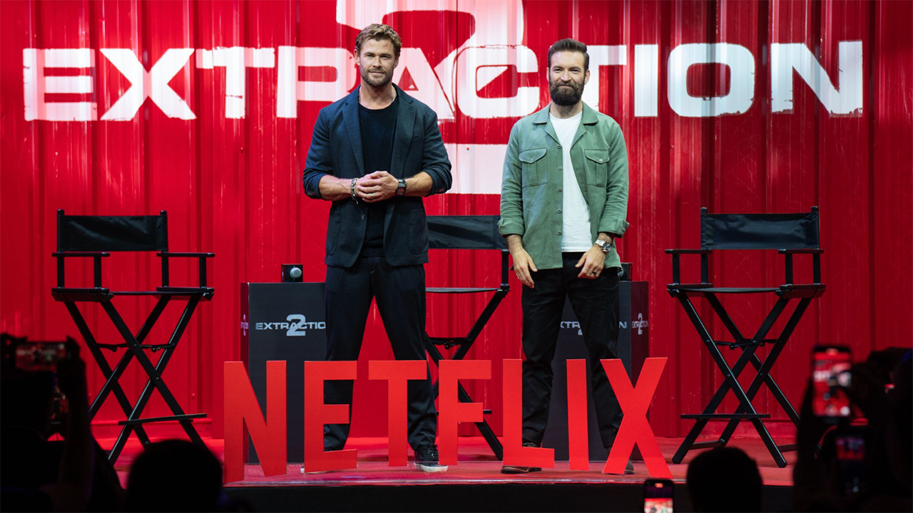 Chris Hemsworth and director Sam Hargraves at the APAC premiere in Manila
