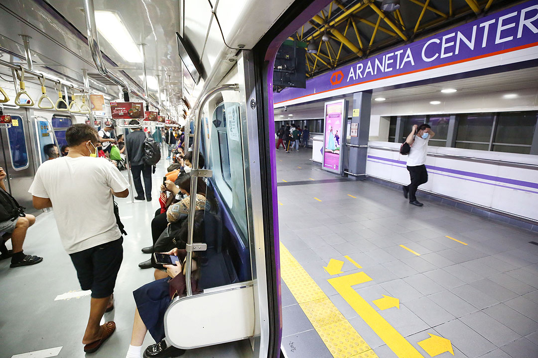 Commuters-LRT