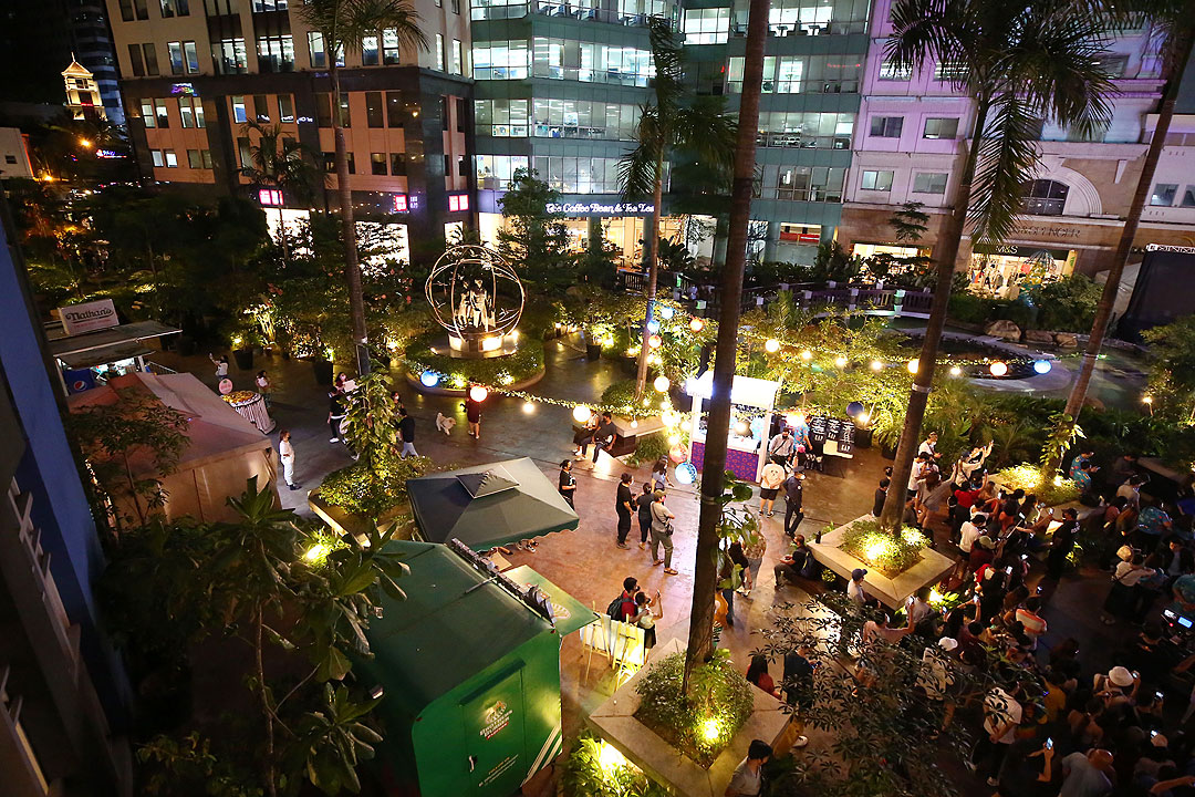 Mall-crowd