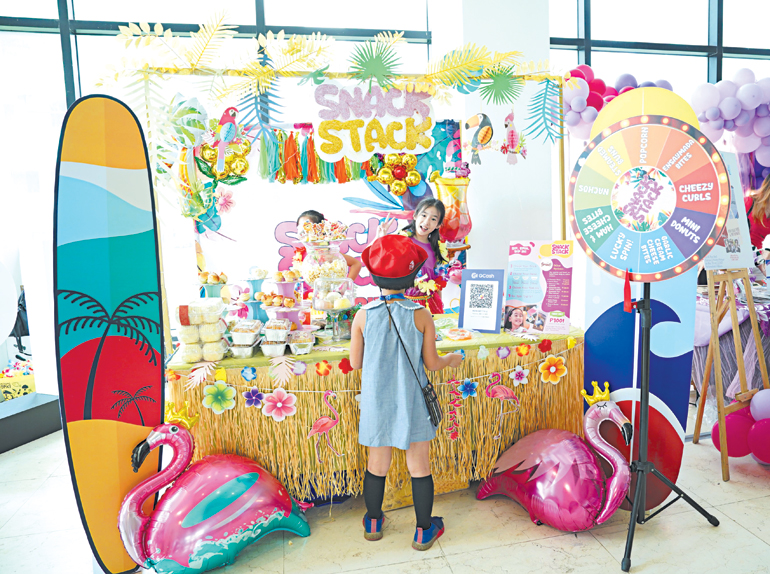 SPARK_R2-Snack-Stack-selling-booth-during-the-IDEAYALA-OL