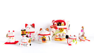 What is the story of maneki-neko, the Japanese beckoning cat?