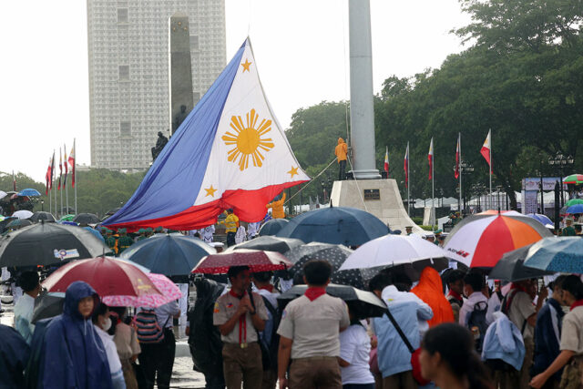 PHL flag-luneta