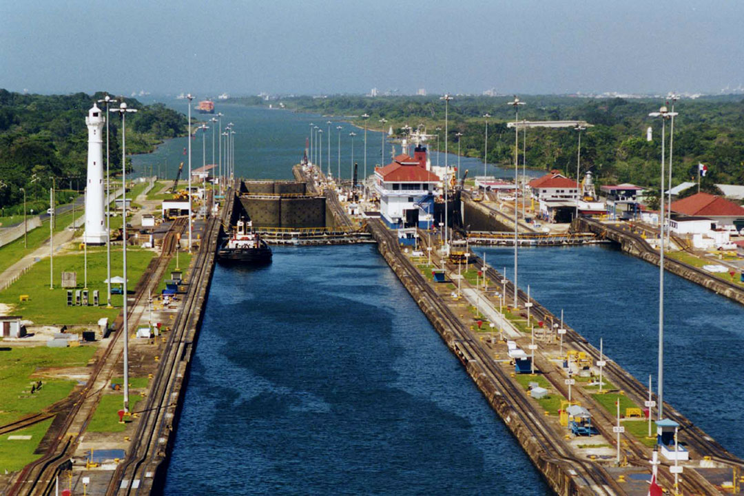 Panama_Canal_Gatun_Locks-