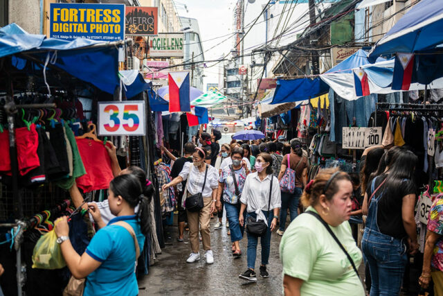 public market-shoppers-Bloomberg