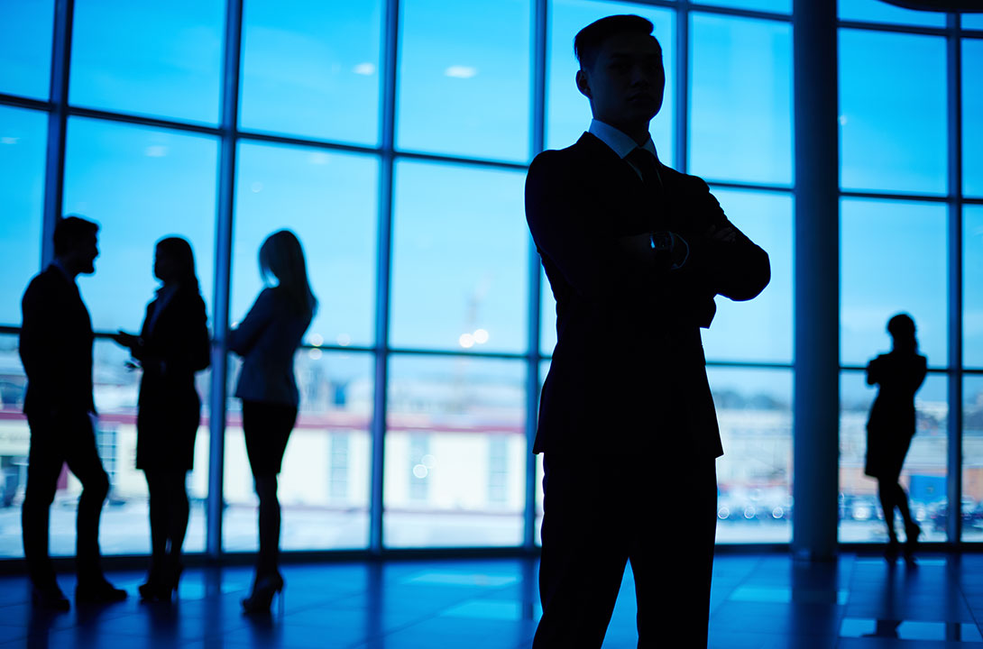 silhouette-confident-man-office
