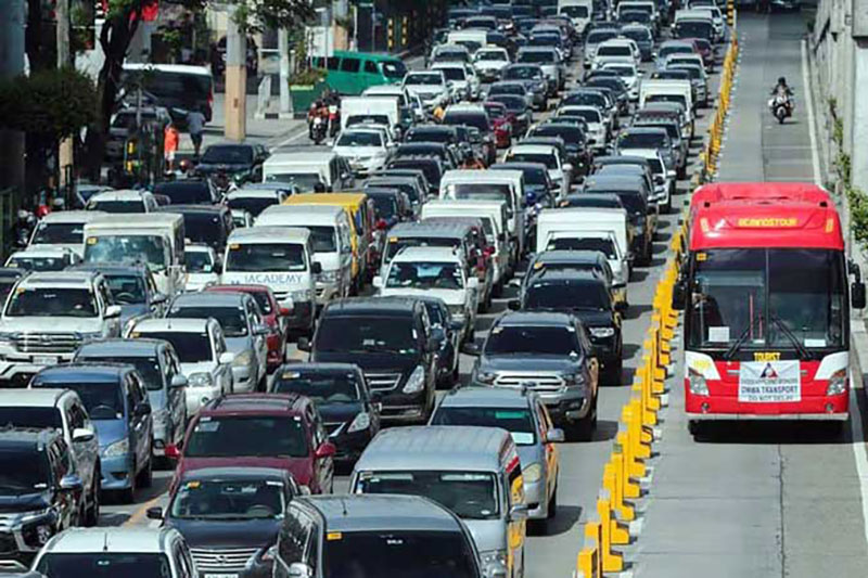 Edsa-bus-carousel-cars