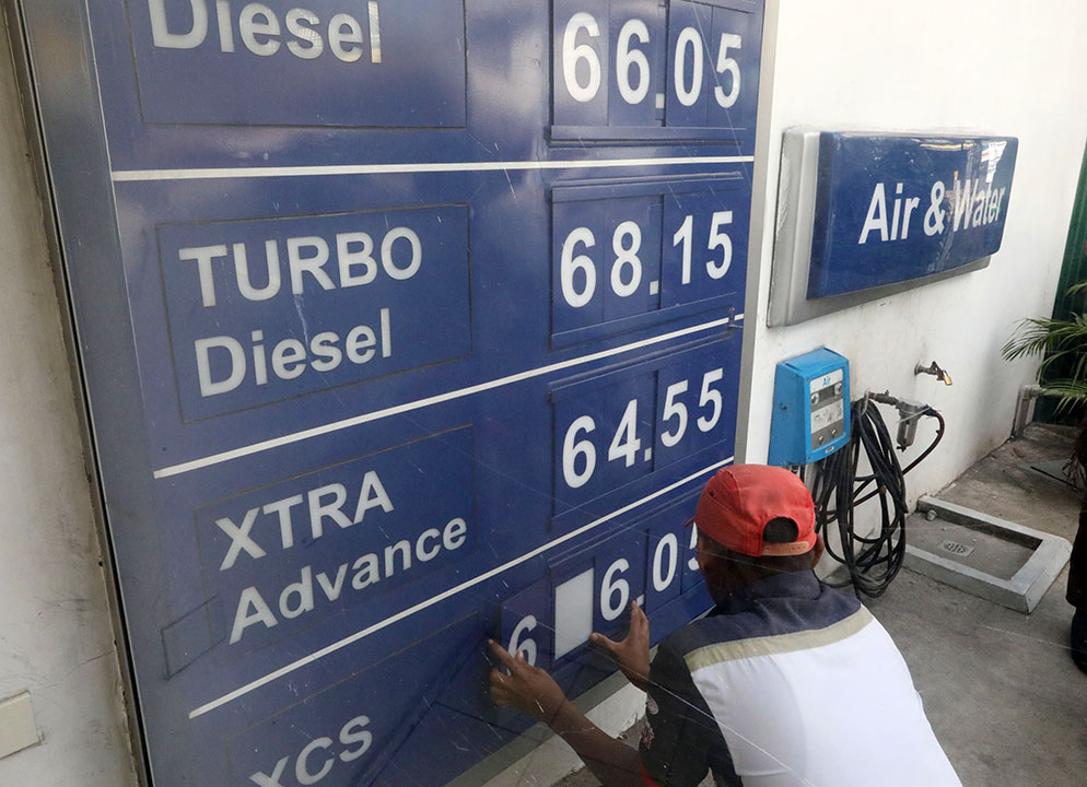 oil price-gas station-worker