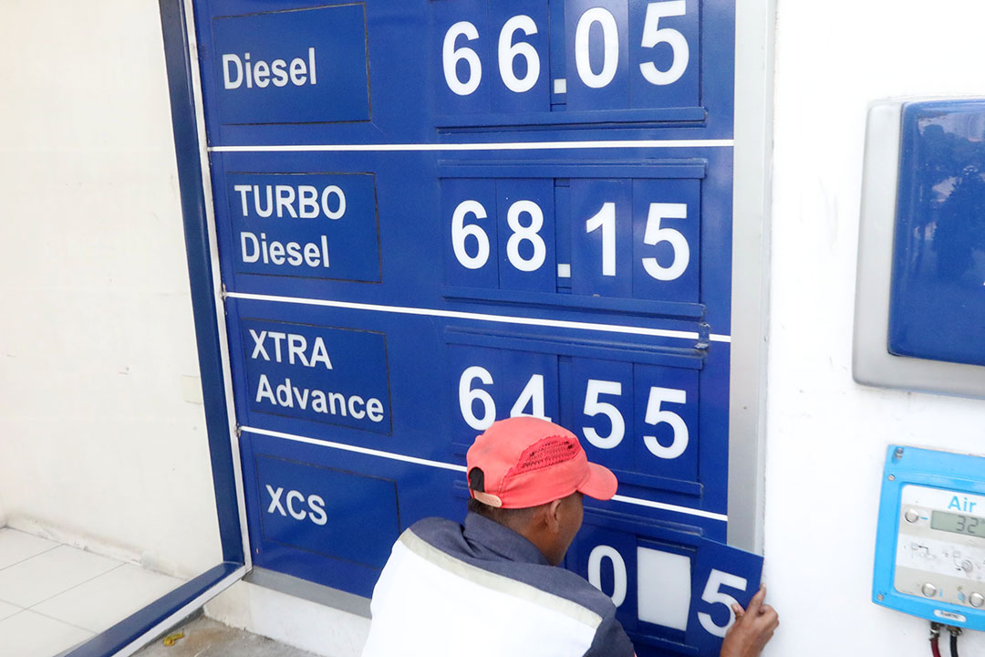 oil price-gas station-worker