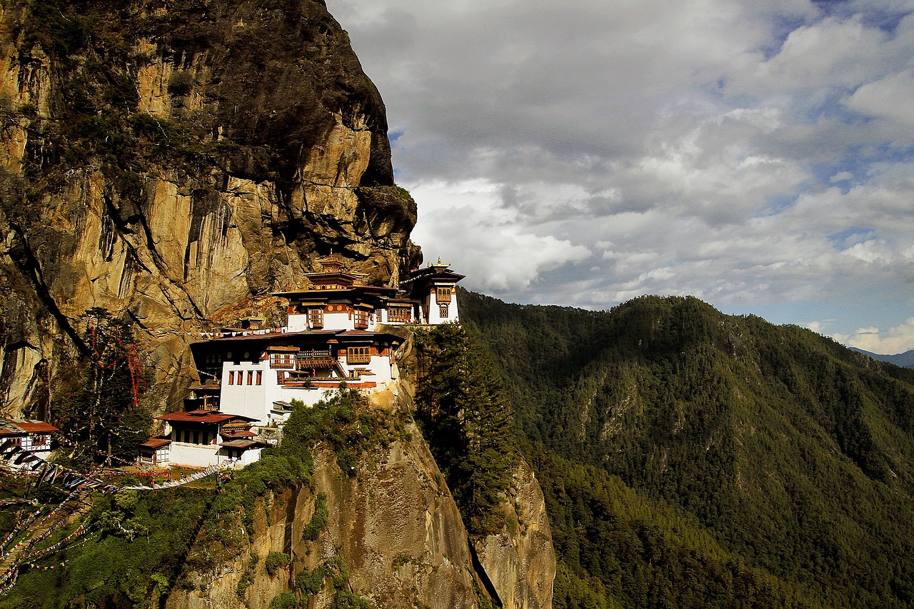 bhutan-temple-171377_1280