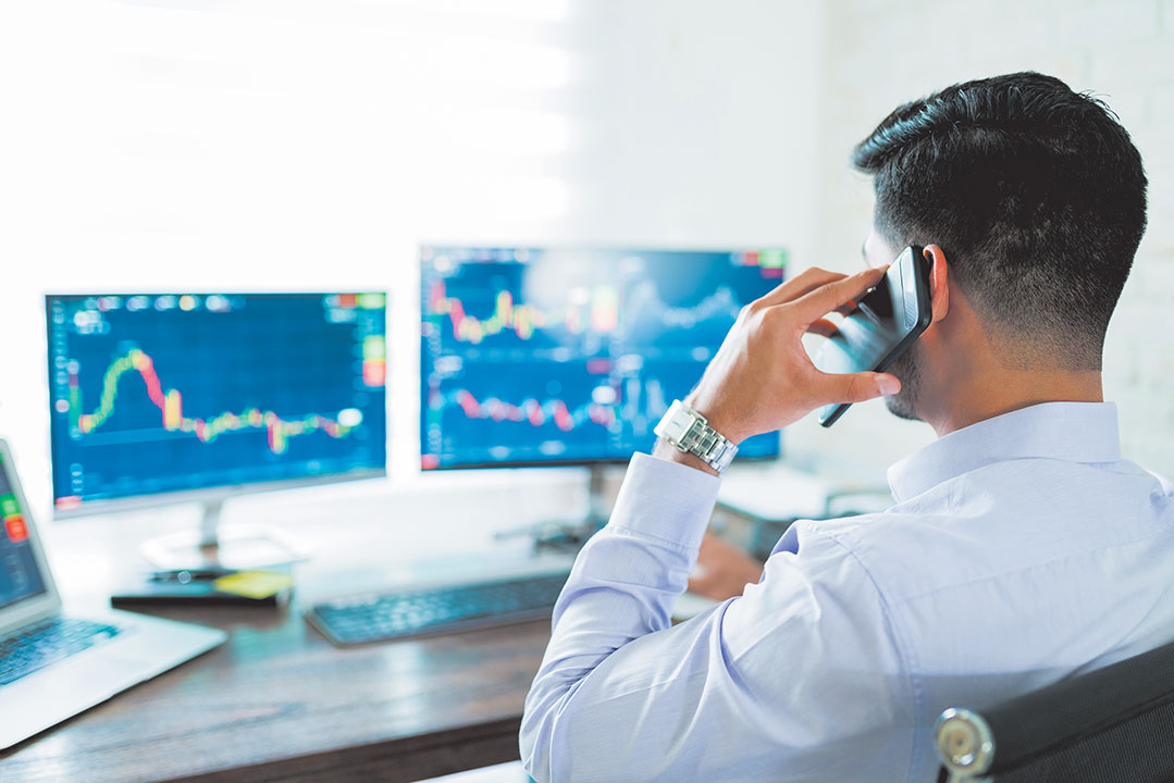 SF_F1_professional-discussing-with-client-through-mobile-phone-trading