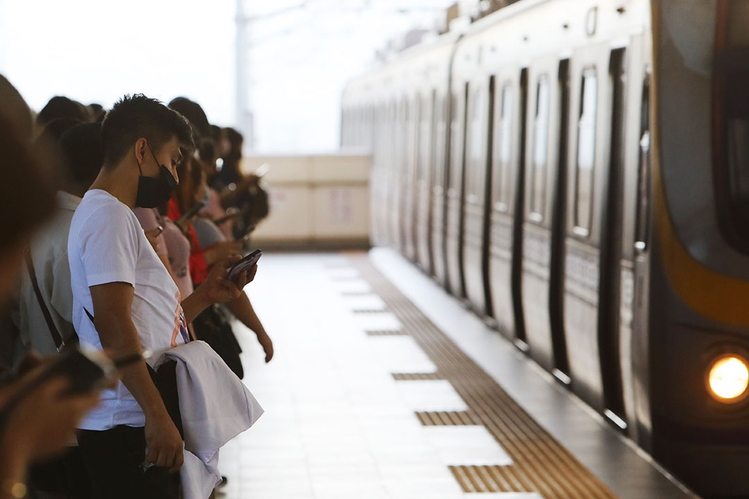 LRT-Commuters-wc