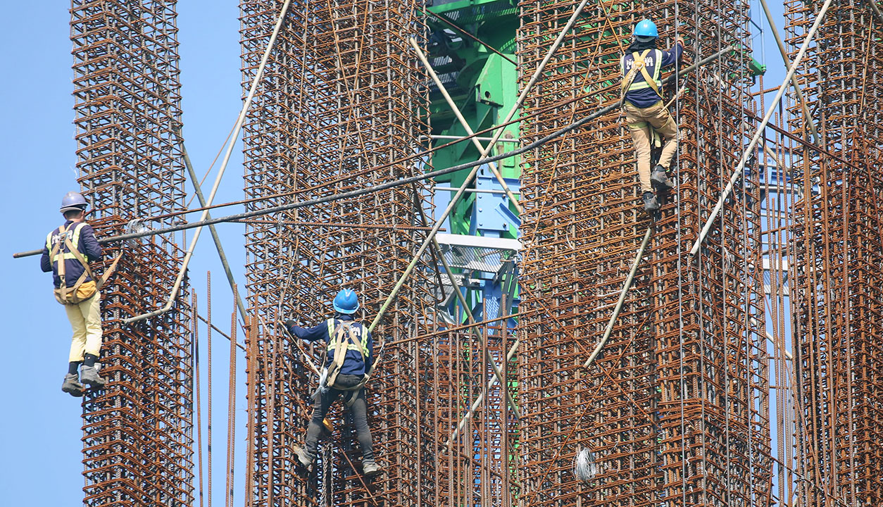 infra-construction-workers-wc