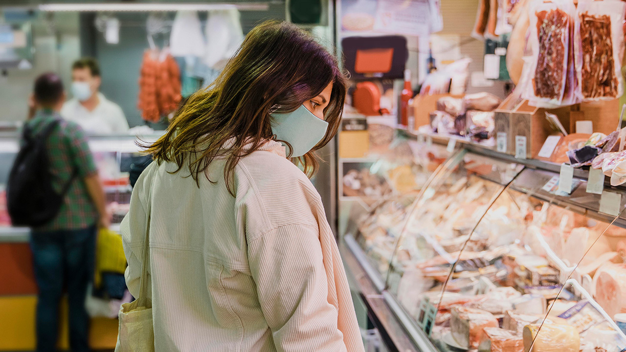 woman-wearing-face-mask-market