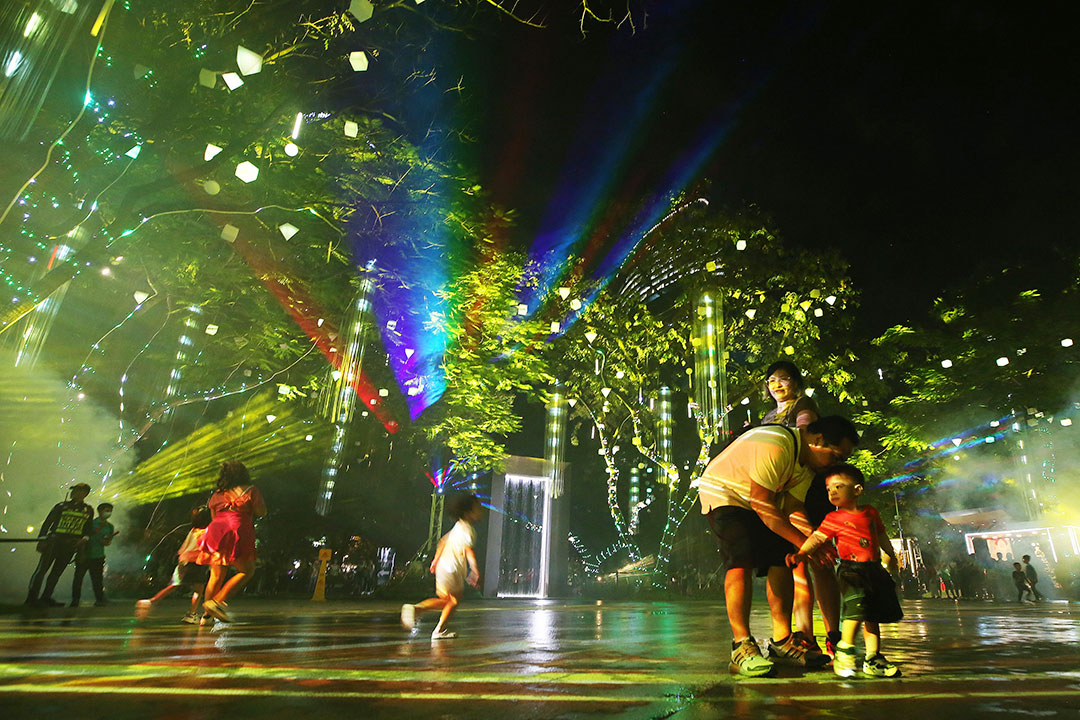 Ayala Triangle Gardens -Park-goers-wc