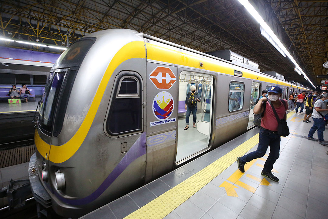 LRT-2-commuters