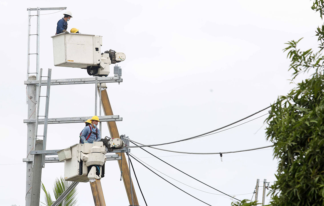 Meralco-linemen-wc