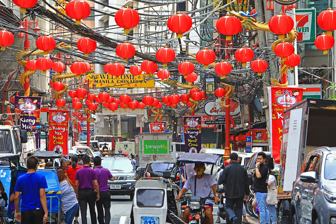 crowd-vehicles-manila china town